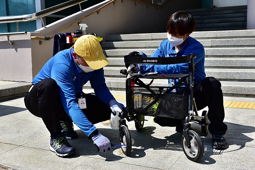 보조기기북부센터 소속 세척요원 세척사진