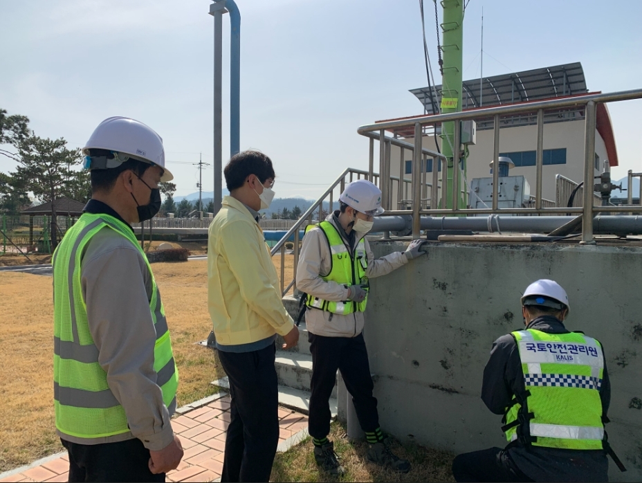 하수처리시설 점검모습.(사진=국토안전관리원)