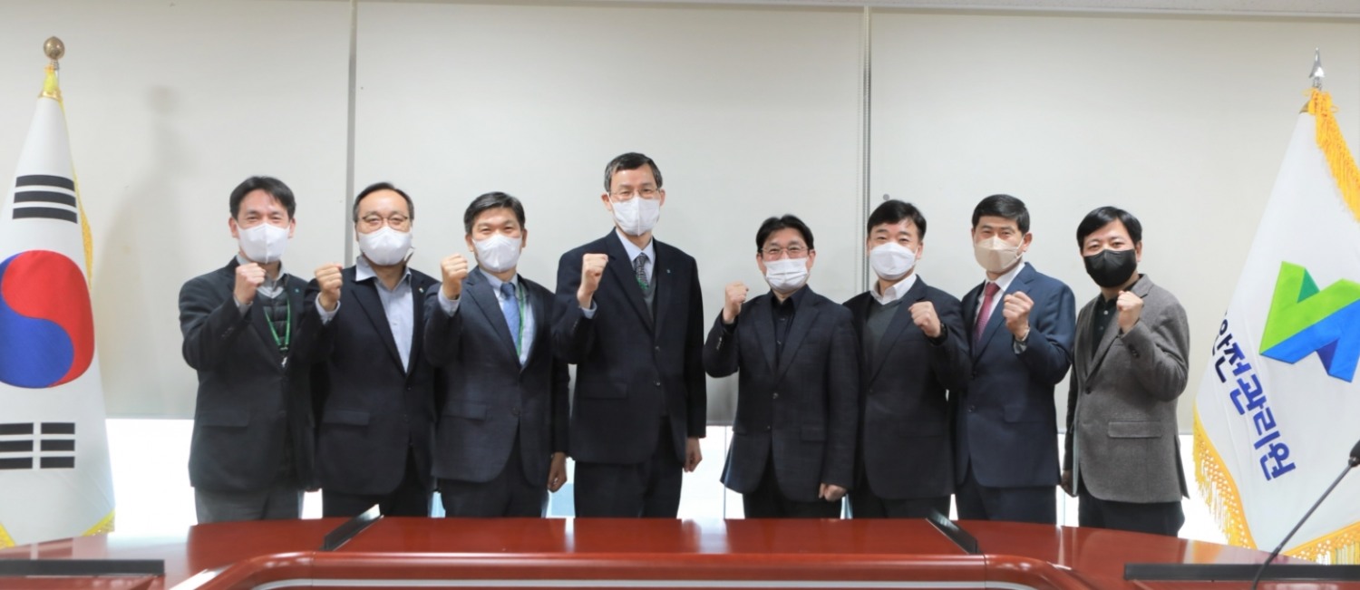 김일환 국토안전관리원 원장(왼쪽에서 네 번째)이 건설안전임원협의회 간담회 후 기념촬영을 하고 있다.(사진=국토안전관리원)