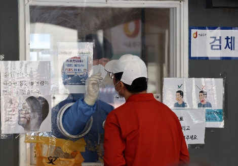 10일 중구 서울역 임시 선별검사소에서 한 시민이 코로나19 검사를 받고 있다. 사진=연합뉴스