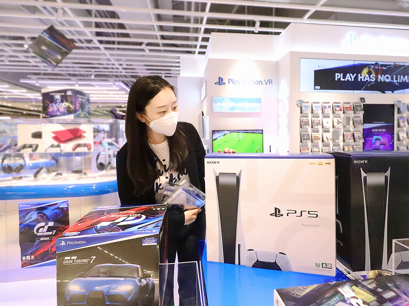 롯데하이마트 "가정의 달 앞두고 게임기 찾는 소비자 증가"