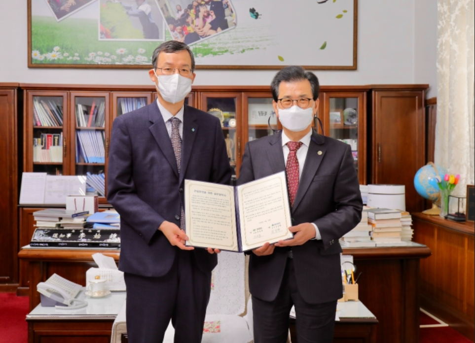 김일환 국토안전관리원 원장과 이시종 충청북도 도지사가 협약 후 기념촬영을 하고 있다.(사진=국토안전관리원)