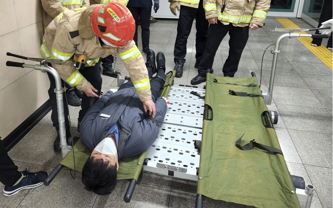 트로리를 이용한 인면구조훈련 모습.(사진제공=부산소방재난본부)