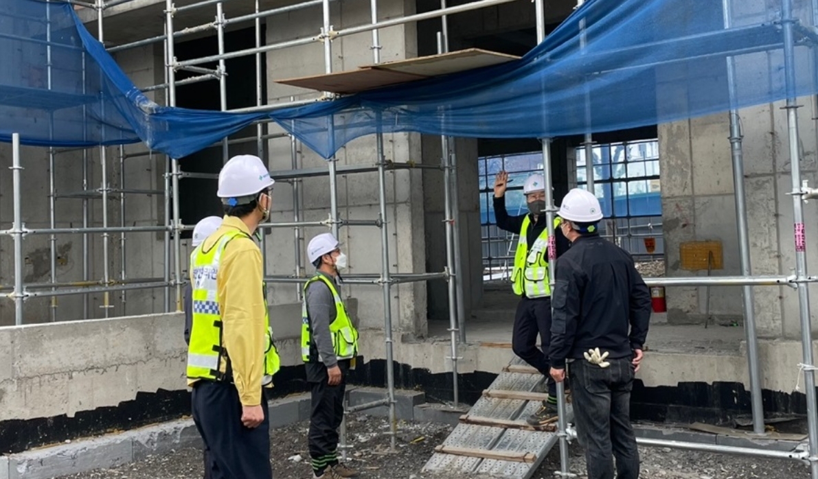 김일환 국토안전관리원 원장이(왼쪽에서 첫번째) 춘천시 근린생활시설 신축공사 현장의 안전관리 실태를 점검 하고 있다.(사진=국토안전관리원)