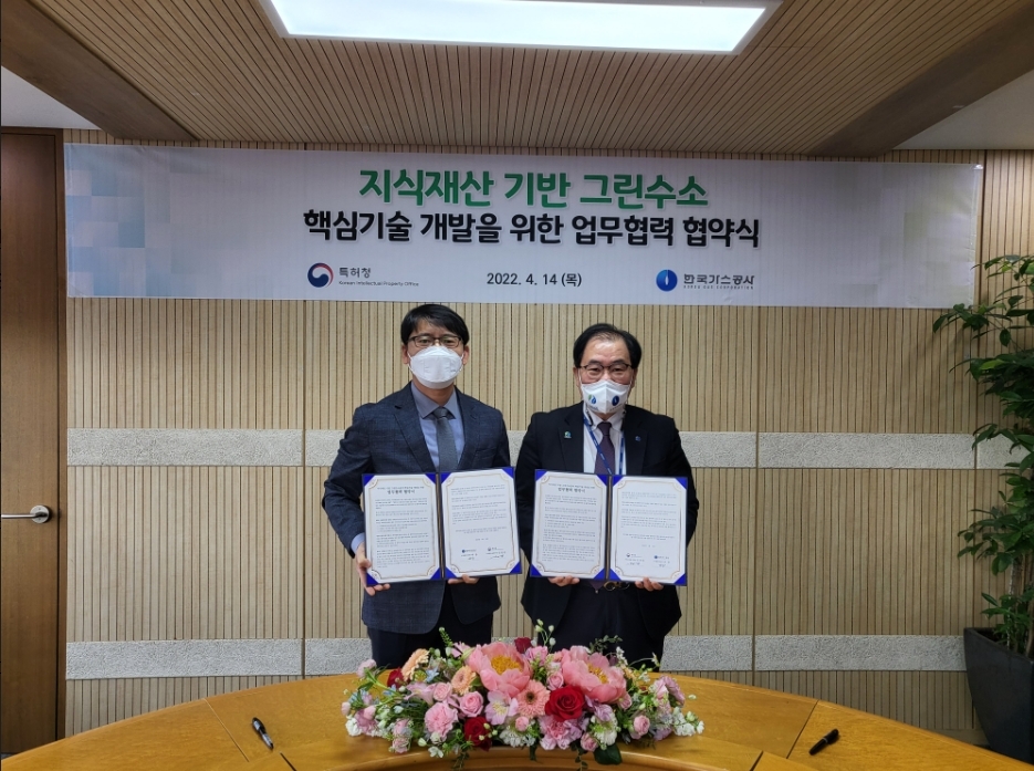 한국가스공사는 4월 14일 특허청과 그린수소 핵심 기술 개발을 위한 업무협약(MOU)을 체결했다.(오른쪽이 이승 가스공사 부사장) .(사진=한국가스공사)