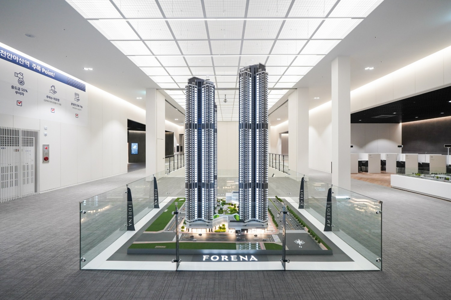 사인물을 최소화하고 재활용 가능한 마감재를 적극 도입한 한화 포레나 천안아산역 분양홍보관.(사진=한화건설)