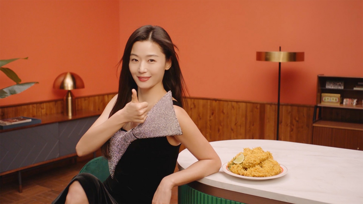 bhc치킨, 전속 모델인 배우 전지현 재계약 체결