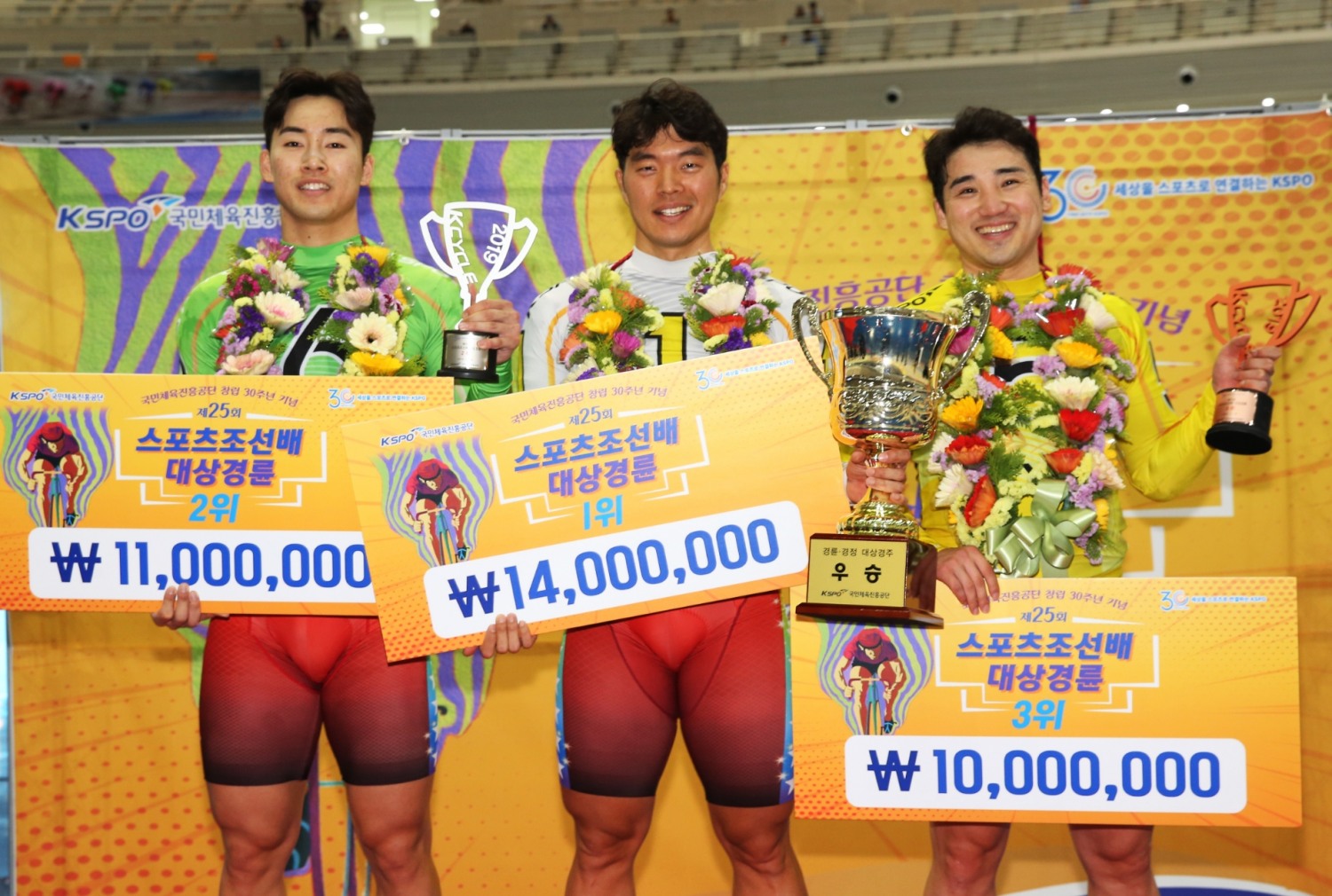 2019년 스포츠조선배 대상경륜 시상식에서 입상 선수들이 기념사진을 촬영하고 있다(좌측부터 2위 정하늘 1위 황인혁 3위 신은섭).(사진=국민체육진흥공단)