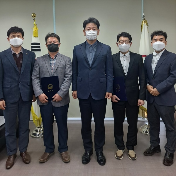 권을식 소장(가운데)이 특별범죄예방위원을 위촉하고 기념촬영.(사진제공=부산서부준법지원센터)