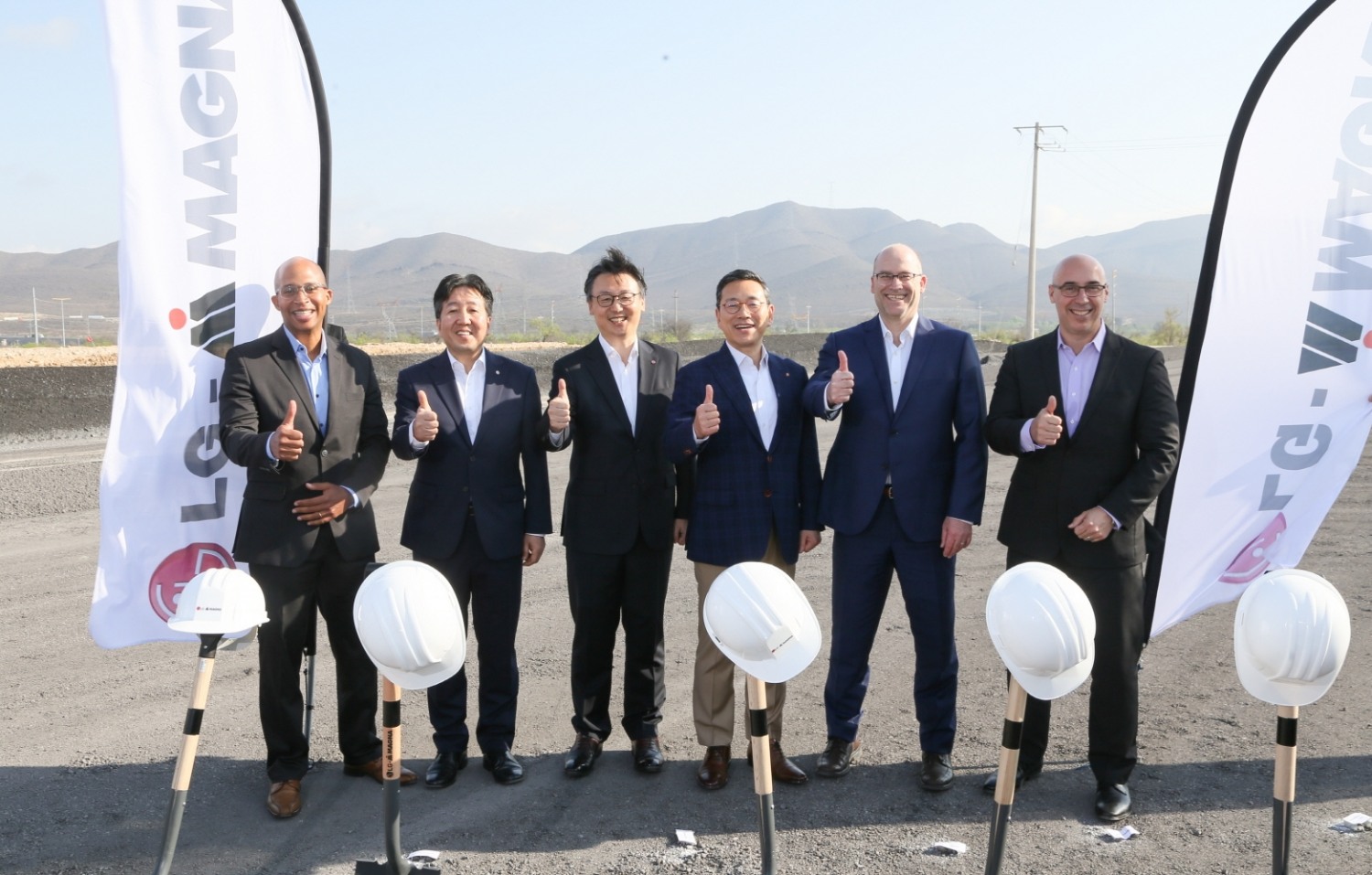 LG마그나 이파워트레인이 멕시코에 전기차 부품 생산공장을 설립한다. 현지시간 19일 멕시코 라모스 아리즈페에서 LG마그나 전기차 부품 생산공장 착공식을 가졌다. 사진 왼쪽 두 번째부터 LG마그나 정원석 대표, LG전자 은석현 VS사업본부장, LG전자 조주완 CEO, 마그나 파워트레인 톰 럭커(Tom Rucker) 대표, GM(General Motors) 제프 모리슨(Jeff Morrison) 부사장. 사진=LG마그나