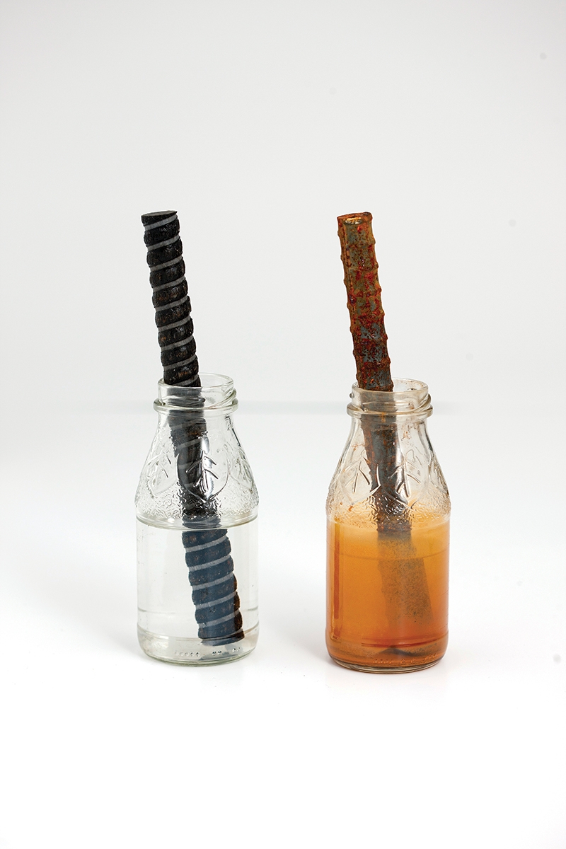 녹슬지 않는 KEco-bar(왼쪽) 철근(오른쪽).(사진=SK에코플랜트)