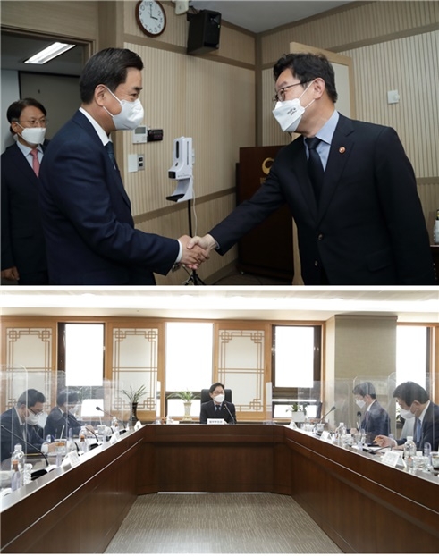 박범계 법무부장관이 4월 21일 정부과천청사에서 전국 고검장 간담회에 앞서 권순범 대구고검장과 인사를 나누고 있다./박범계 법무부장관이 전국 고검장 6명가 간담회를 갖고 있다.(사진제공=법무부)