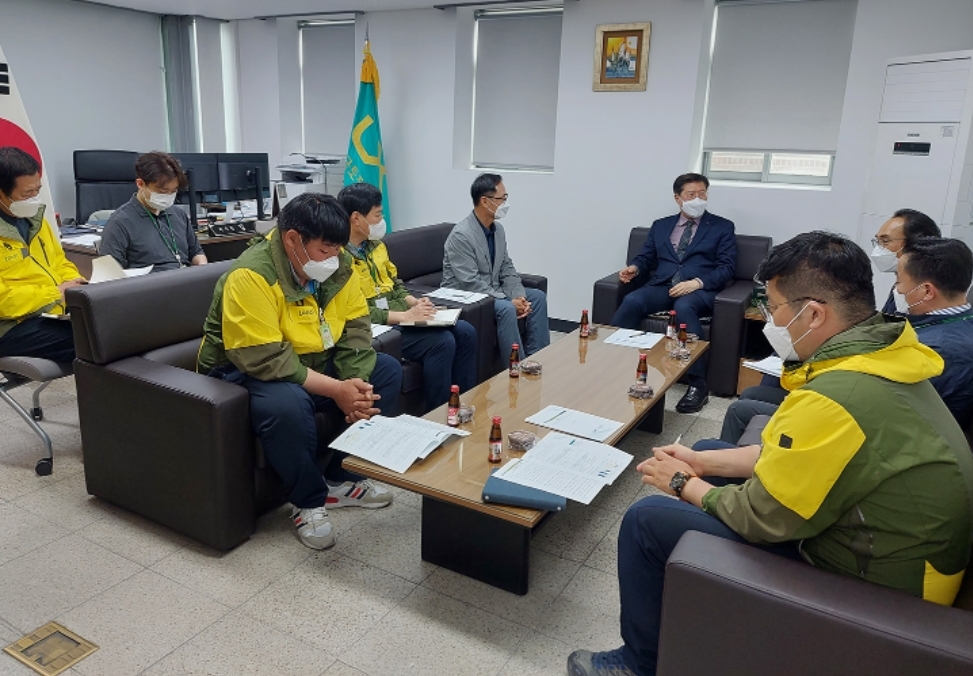 LX한국국토정보공사 최규명 부사장이 지난 21일 서울 LX마포용산지사에서 직원들과 청렴ㆍ윤리 현장소통을 갖고 있다.(사진= LX한국국토정보공사)