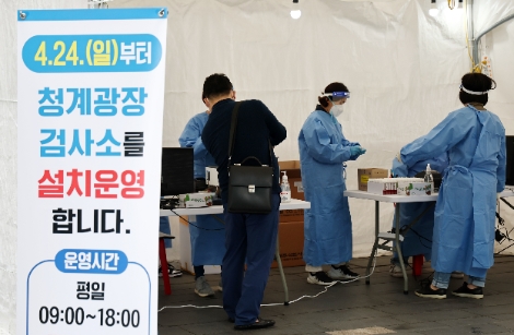 24일 오전 서울 청계광장의 코로나19 검사소를 찾은 한 피검자가 검사에 앞서 관계자와 대화를 나누고 있다. 사진=연합뉴스