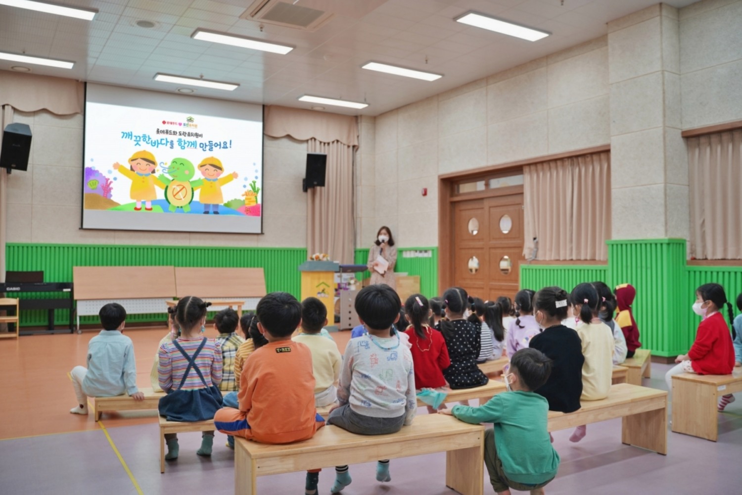 롯데푸드, 빨대 없는 우유 요청 편지 보낸 세종 도란유치원 방문