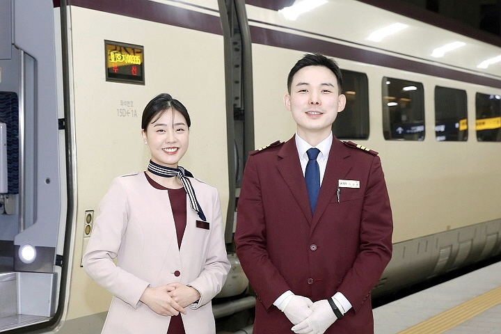 SRT 어예진 승무원, 이상준 객실장(사진 왼쪽부터)의 신속한 대처로 지난 15일 SRT 열차 내에서 발생한 응급환자의 소중한 생명을 살렸다.(사진=SR)