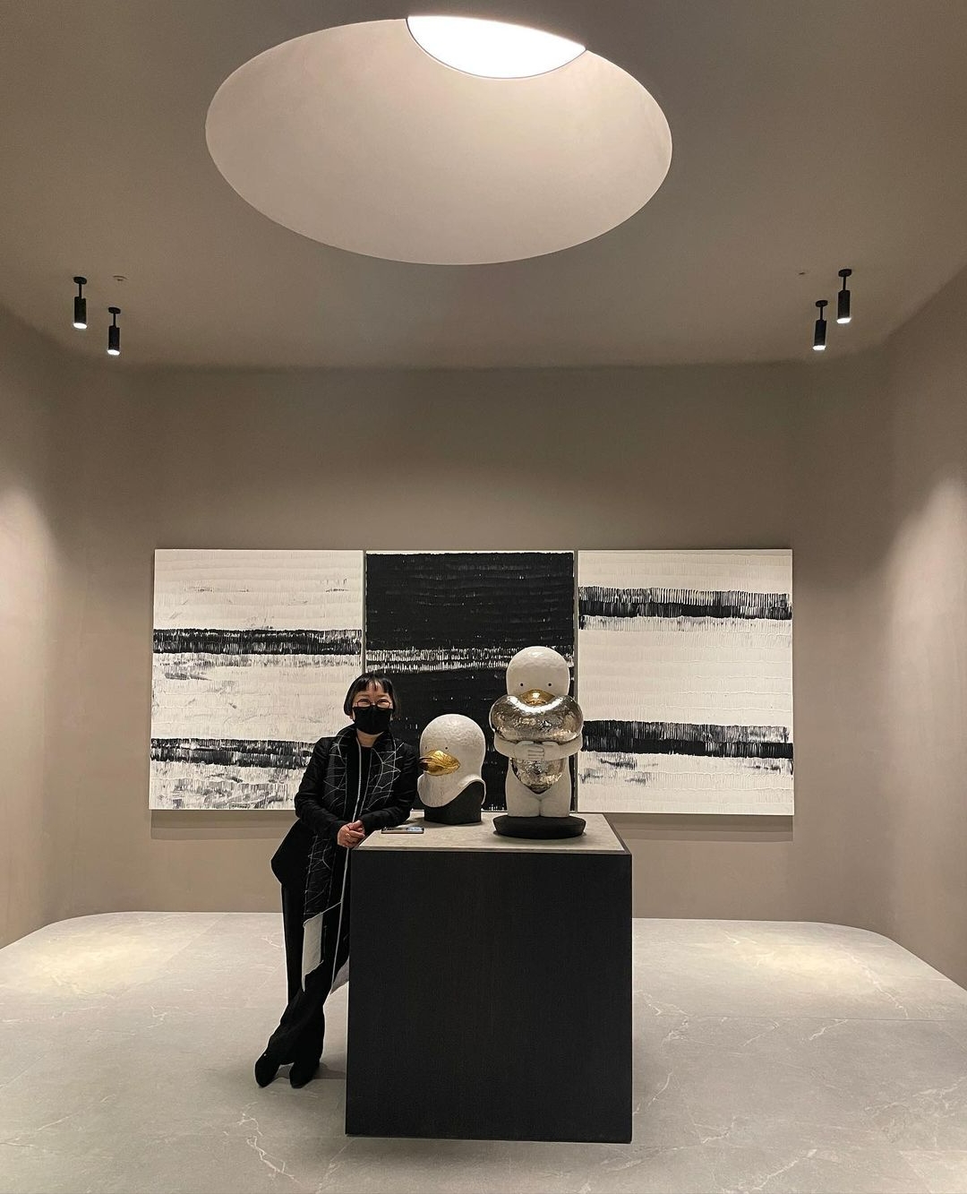 조은숙 대표가 권혁근, 조광훈 작가의 작품 앞에서 포즈를 취하고 있다.