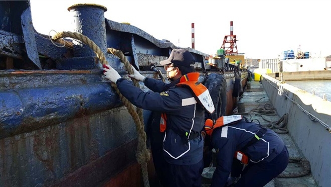 해양경찰이 기상악화에 대비하여 선박 계류상태를 확인하고 있다.(사진제공=부산해양경찰서)