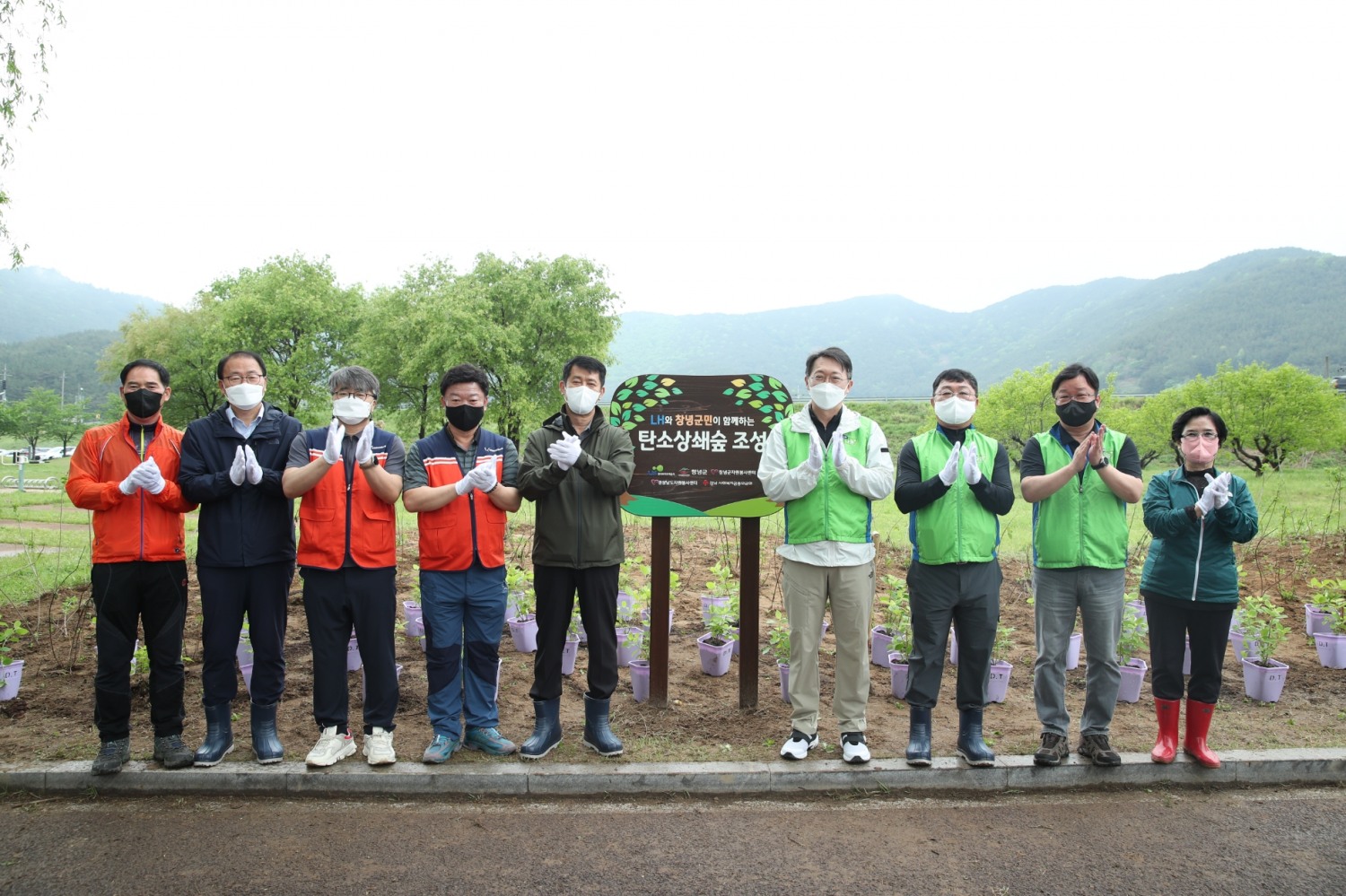 김현준 LH사장(사진 오른쪽 네 번째)과 김무진 창녕군 부군수(오른쪽 다섯 번째), 전지수 경남자원봉사센터이사장(오른쪽 여섯 번째) 등 행사 관계자들이 기념촬영을 하고 있다.(사진=LH)