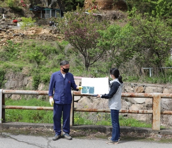 오규석 기장군수는 4월 27일 오전 10시 30분경 태풍 등 집중호우를 대비해 추진 중인 산림 내 재해 복구 및 산사태 예방사업 현장을 방문해 점검하고 있다.(사진제공=부산 기장군)
