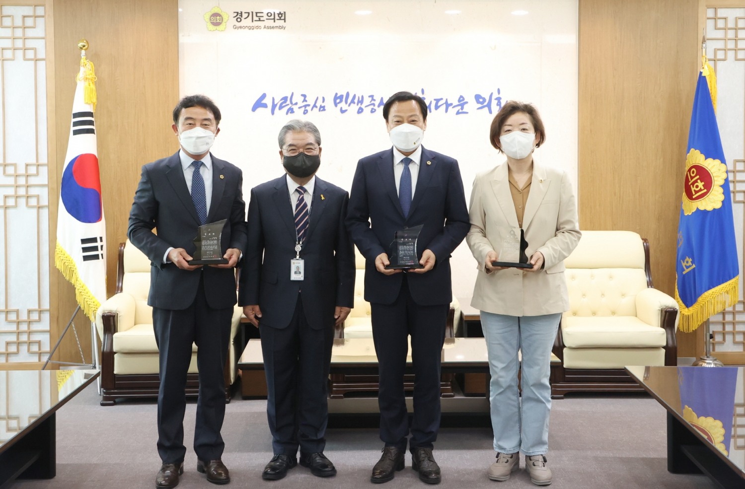 교육발전 기여 공로로 도교육청 공로패를 수상한 장현국 의장