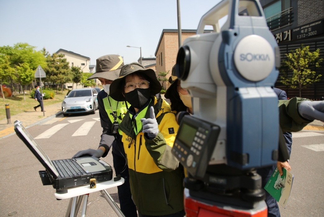 LX공사 송영서 비상임이사가 27일 경기도 시흥배곧신도시 지적확정측량 현장에서 현장 안전점검을 하고 있다.(사진=LX한국국토정보공사)