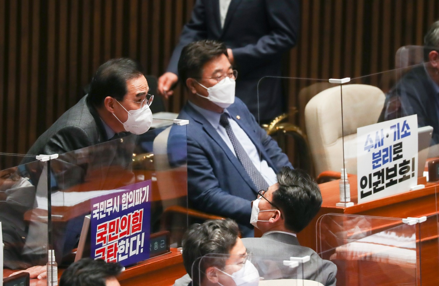 더불어민주당 박홍근 원내대표와 진성준 원내수석부대표가 30일 국회 본회의에서 대화하고 있다.(사진=연합뉴스)