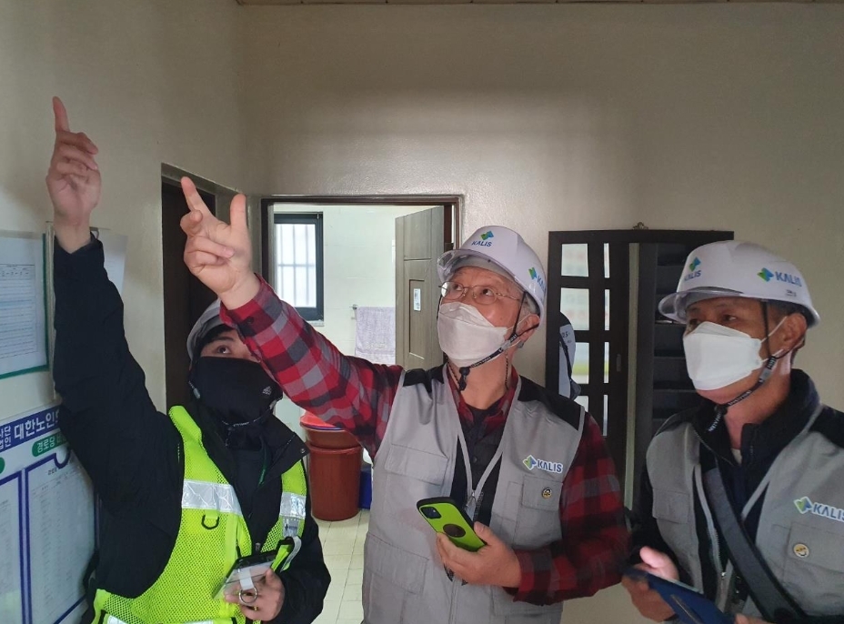 국토안전관리원 직원과 함께 안전점검을 수행하고 있는 시니어점검원들.(사진=국토안전관리원)