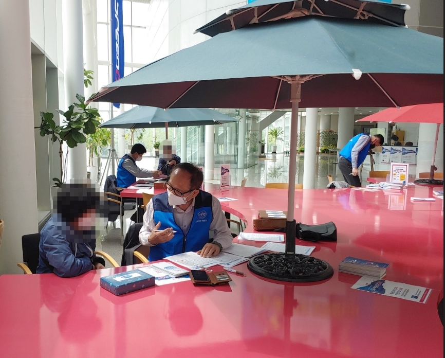 광명스피돔 2층 객장에서 희망길벗 소속 전문 상담사들이 방문 고객을 대상으로 상담을 진행하고 있다. (사진=국민체육진흥공단)