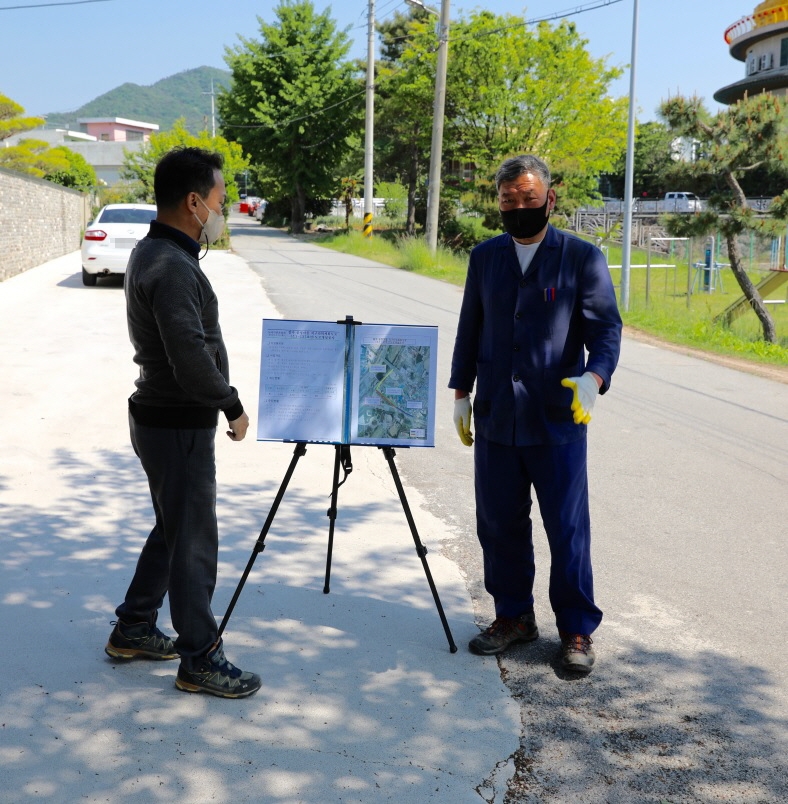 오규석 기장군수는 3일 오후 3시경 송정마을의 주요 진입도로 확장 공사인 ‘송정마을 지구단위계획도로 개설’ 현장을 방문해 그간 추진현황을 점검하고 있다.(사진제공=부산 기장군)