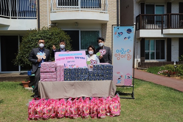 이화영아원 장난감 전달식 전경. 좌로부터 사회적가치추진팀장 유석, 전력거래소 이사장 정동희, 이화영아원 기세순원장, 우리노조 곽지섭위원장,(사진=전력거래소)