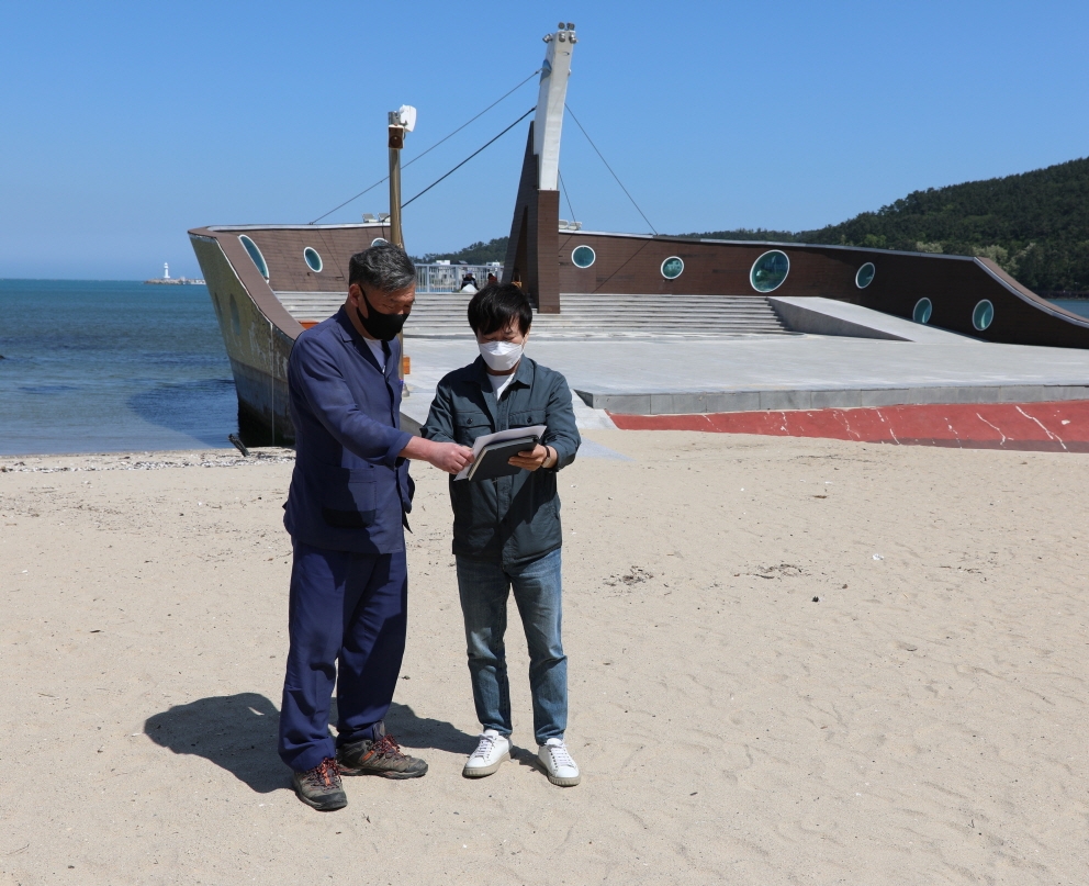 오규석 기장군수는 5월 4일 오후 2시 30분경 여름 휴가철 해수욕장 개장 전 일광해수욕장 일원의 노후화된 경관조명 교체공사 중인 현장을 방문해 추진현황을 점검하고 있다.(사진제공=부산 기장군)