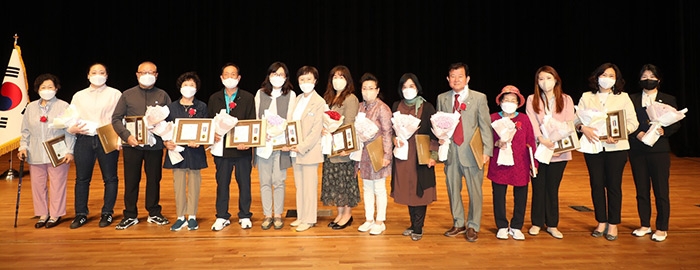 제50회 어버이날 기념식에서 수상자들이 한자리에 모였다.