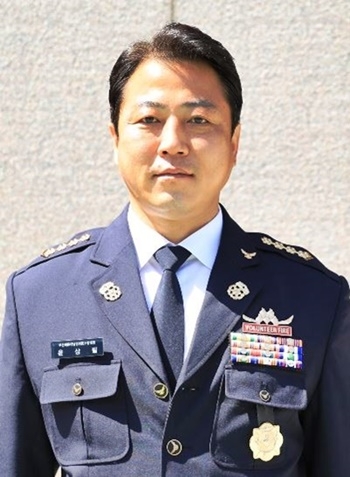 쓰러진 70대 어리신 응급처치로 구한 윤상필 남성의용소방대장.(사진제공=부산소방재난본부)