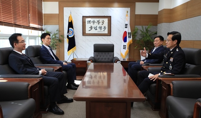 남해해경청과 국립해양조사원이 양기관의 협력을 강화하기 위한 토론을 하고 있다. (사진제공=남해지방해양경찰청)