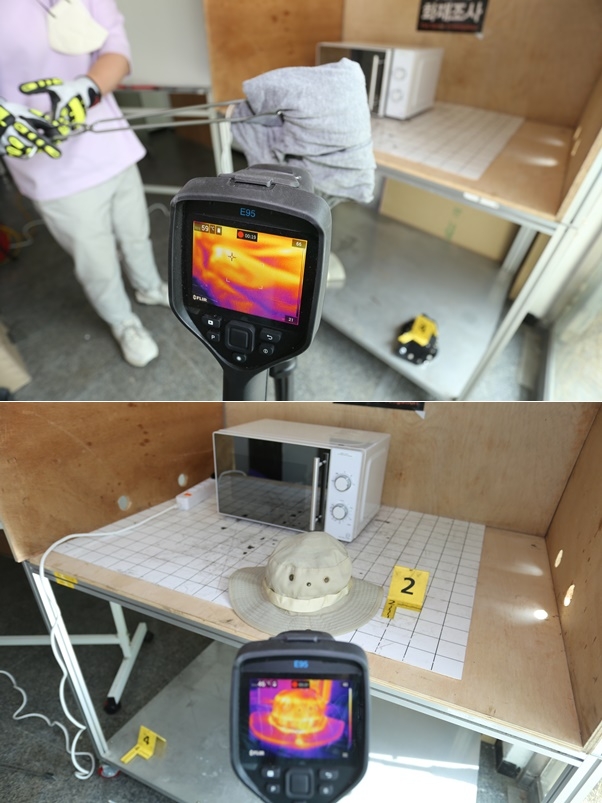 전자레인지를 이용해 옷, 모자, 장갑, 양발 등을 건조하는 사례에 대해 화재재현실험을 하고 있다.(사진제공=부산소방재난본부)