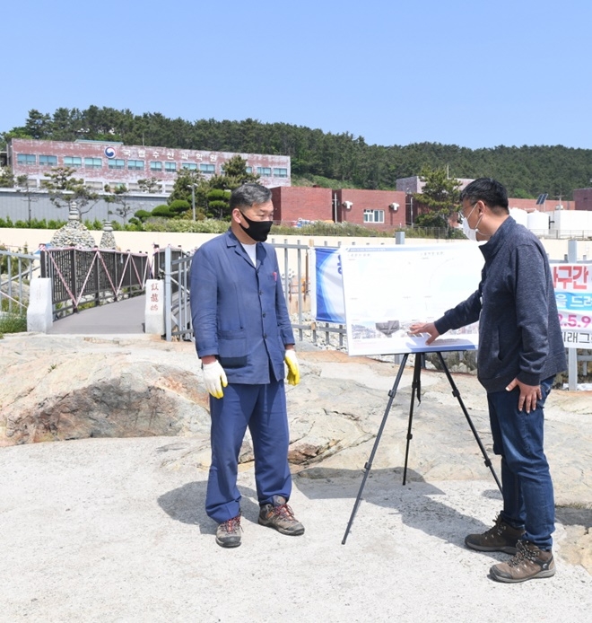 오규석 기장군수는 5월 11일 오전 10시 30분경 사회적 거리두기 해제에 따라 많은 관광객들이 방문할 것을 대비해 추진 중인 ‘용궁사 일원 보도교 등 정비공사’ 현장을 방문해 그간 추진사항을 점검하고 있다(사진제공=부산 기장군).