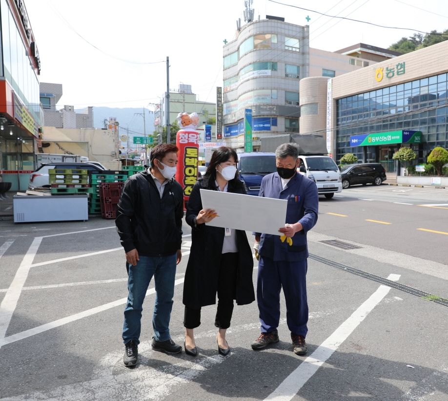 오규석 기장군수는 5월 11일 오후 3시경 노후 및 불법 간판 등 도시경관 정비를 위해 추진 중인 ‘정관덕산길 간판 개선사업’ 현장을 방문해 사업 추진현황에 대해 점검하고 있다.(사진제공=부산 기장군)