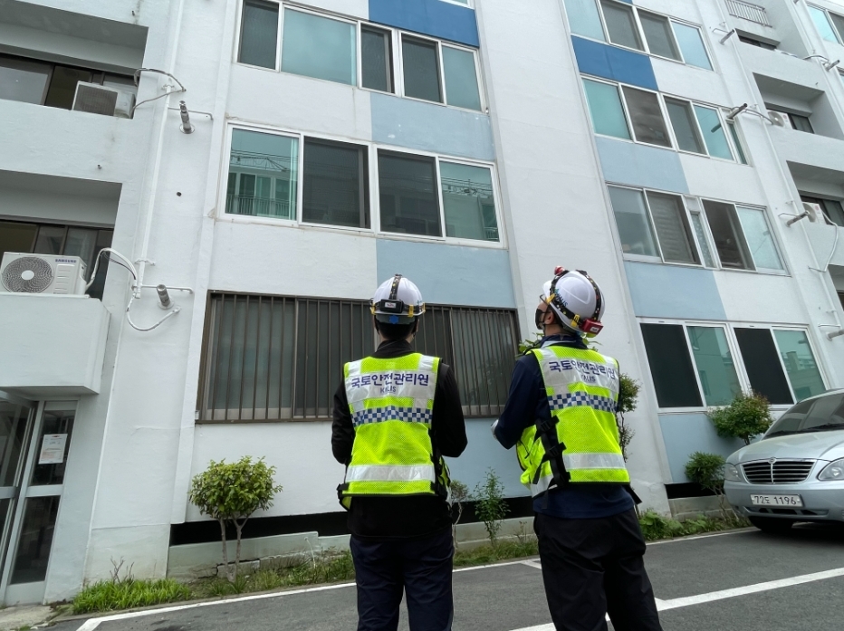 진주시 소규모 공동주택 무상 합동점검 실시 전경. (사진=국토안전관리원)