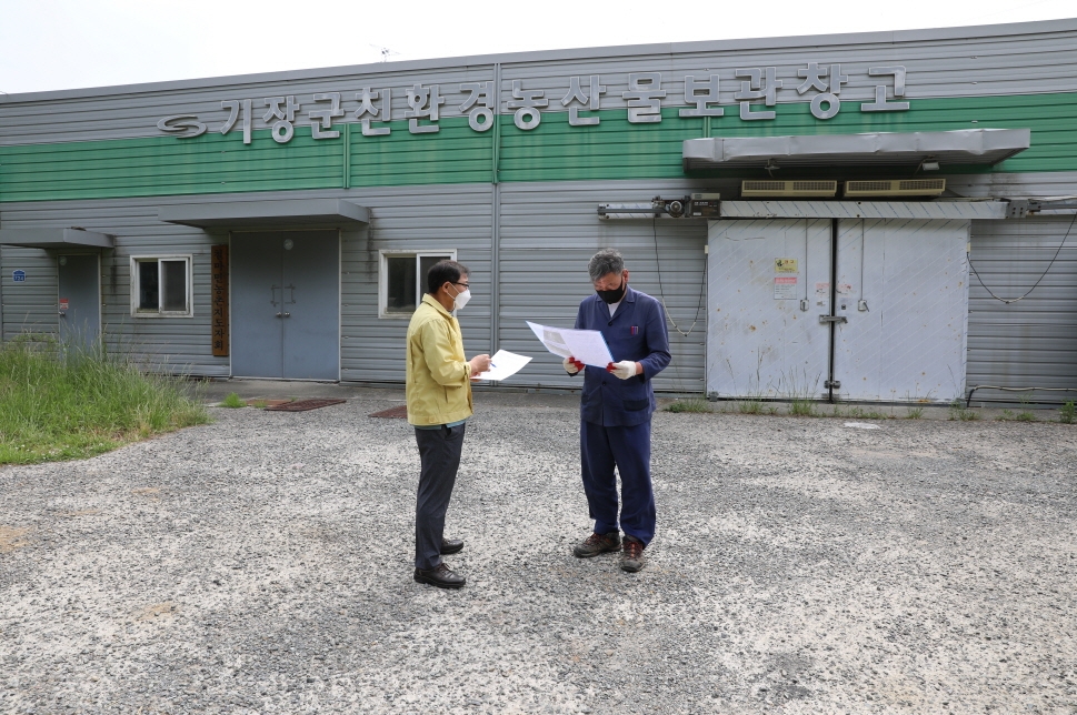오규석 기장군수는 5월 12일 오후 3시경 안전을 위해 개·보수 공사를 추진 중인 ‘기장군친환경농산물 보관창고’를 방문해 추진현황 등을 점검하고 있다.(사진제공=부산 기장군)