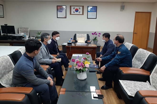 5월 13일 도계중에서 찾아가는 학교폭력예방 간담회를 갖고 있다.(사진제공=창원서부경찰서)