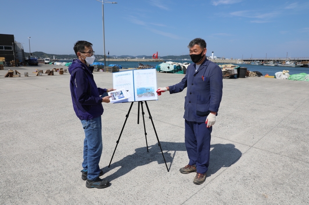 오규석 기장군수는 16일 오후 3시경 지역경제 활성화 및 어업인의 소득증대를 위해 추진 중인 ‘칠암항 미관 개선사업’ 현장을 방문해 추진현황 등을 점검하고 있다.(사진제공=부산 기장군)