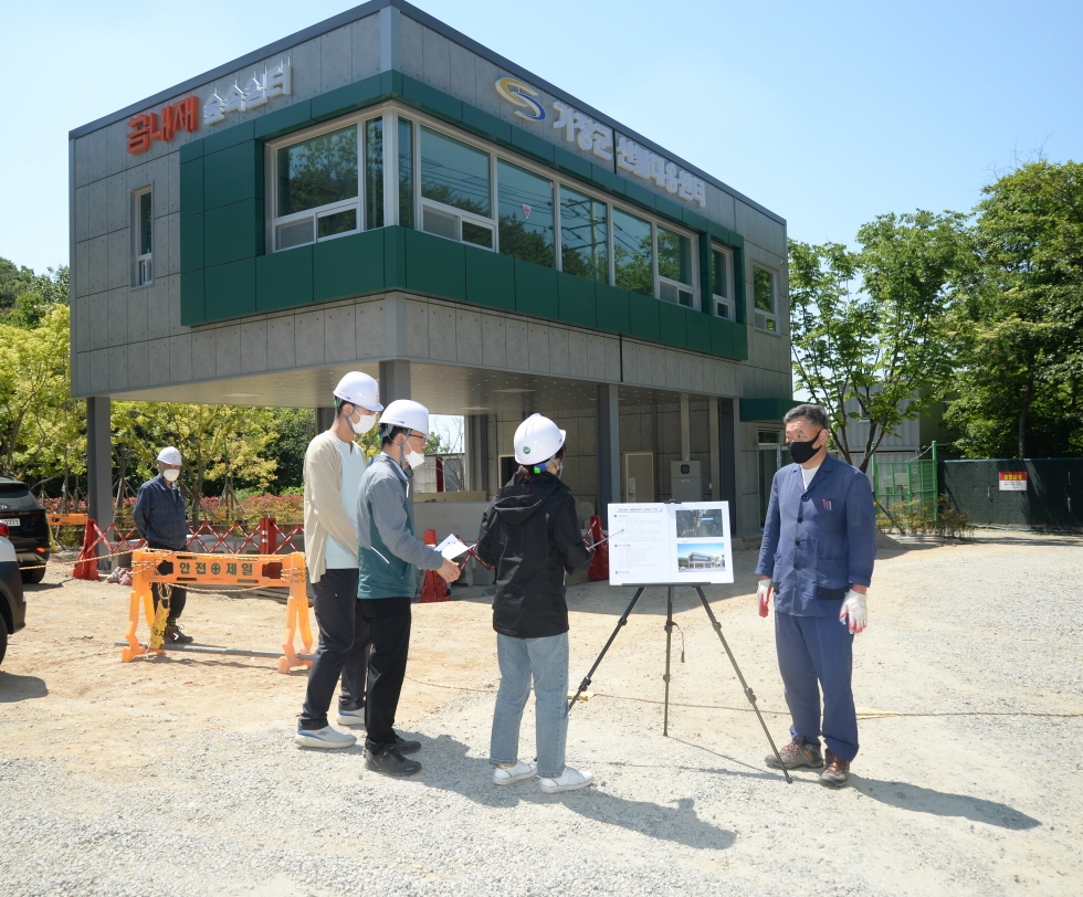 오규석 기장군수는 17일 오전 10시 30분경 산불발생시 효율적인 초동 진화체계 구축을 위한 산불대응센터 신축공사 현장을 방문해 그간 추진현황 등을 점검하고 있다.(사진제공=부산 기장군)