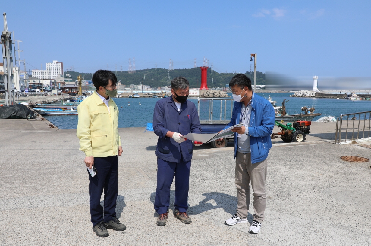 오규석 기장군수는 5월 17일 오후 3시경 ‘월내항 어항시설 정비사업’ 현장을 방문해 그간 추진사항을 점검하고 있다.(사진제공=부산 기장군)