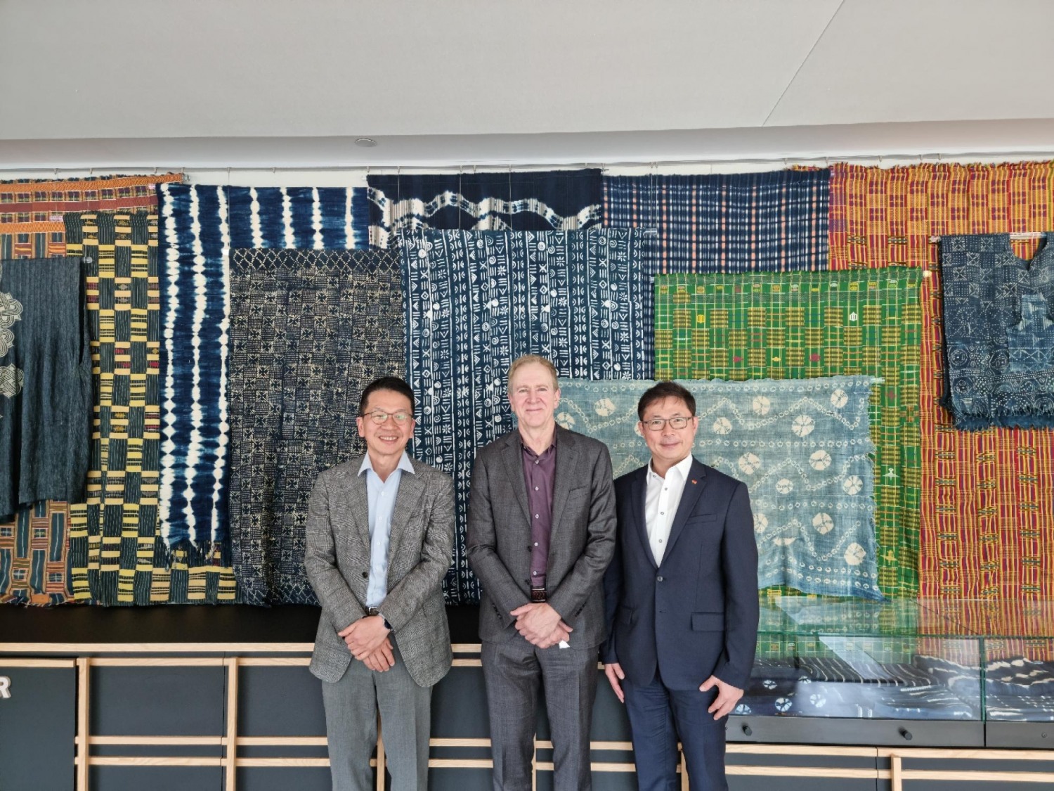 SK바이오사이언스는 빌&멜린다게이츠재단(Bill & Melinda Gates Foundation) 마크 서즈만 CEO와 트레버 먼델 글로벌 헬스 부문 대표(사진 가운데), SK디스커버리 최창원 부회장(왼쪽), SK바이오사이언스 안재용 사장(오른쪽)이 미국 시애틀에 위치한 빌&멜린다게이츠재단 사무국에서 만나 코로나19 백신 ‘스카이코비원’(GBP510)을 포함해 현재 협력 중인 다수의 과제들을 토대로 글로벌 공중보건 증진을 위한 파트너십을 강화하는 방안을 논의했다고 17일 밝혔다. 빌&멜린다게이츠재단과 SK바이오사이언스는 기존 협력 관계를 강화해 현재 진행중인 백신 개발을 성공적으로 완수하는 한편, 글로벌 보건을 위해 필요한 과제들을 해결하고 미래의 다양한 질병과 전염병에 대응하기 위한 협력을 확장해갈 계획이다.