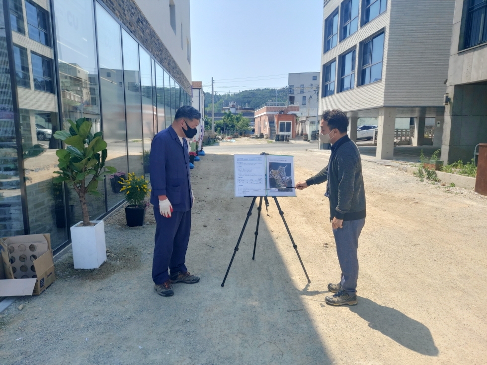 오규석 기장군수는 5월 18일 오전 10시 30분경 통행여건을 개선하고 소방도로를 확보하기 위해 추진 중인 일광읍 ‘학리마을 도로개설’ 현장을 방문해 그간 추진현황을 점검하고 있다.(사진제공=부산 기장군)