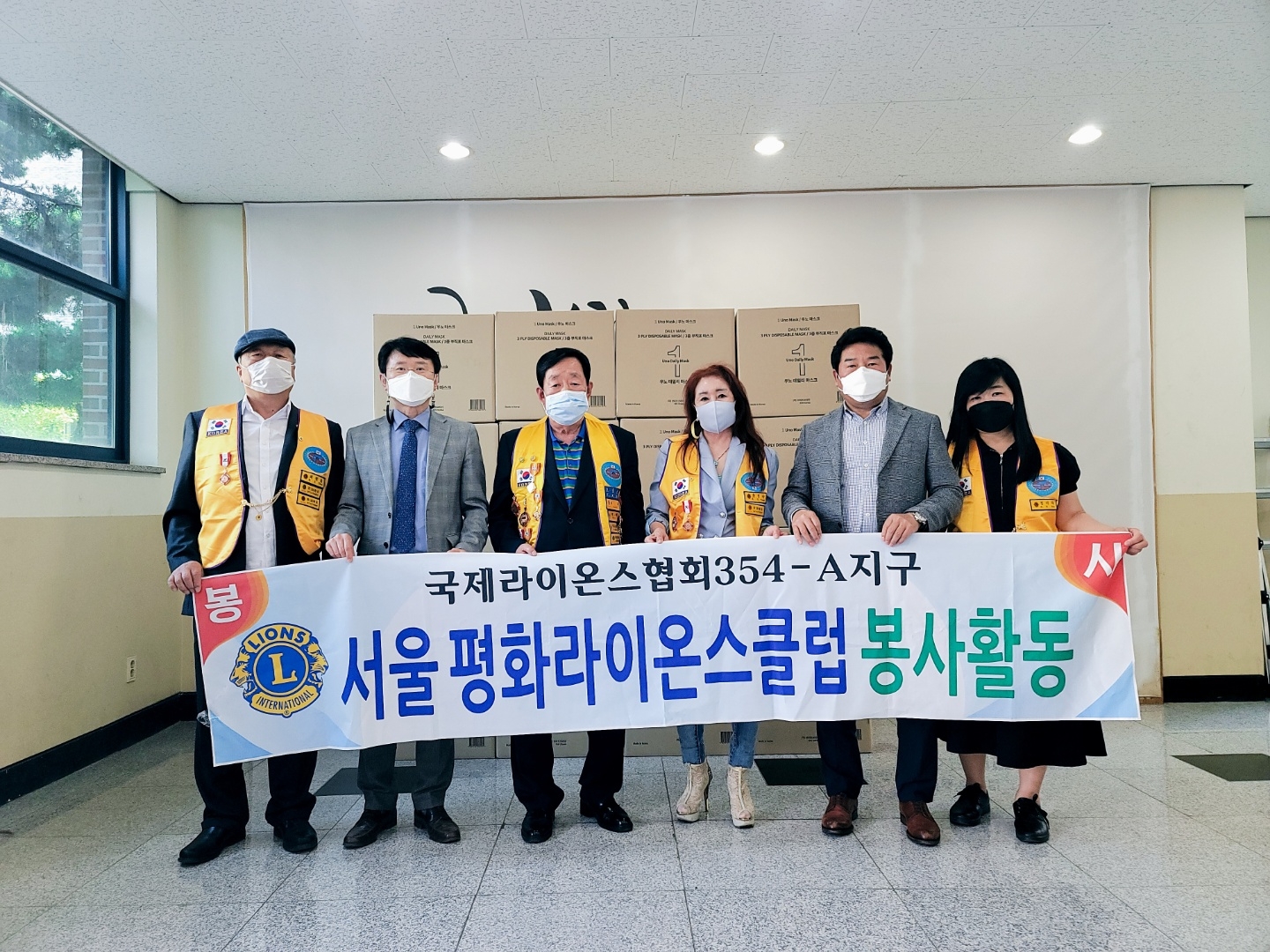 지난 17일 서울 숭문고에 마스크 5만장이 전달됐다.( 사진 왼쪽두번째 전흥배 숭문고 교장. 다음이 오용균 서울평화라이온스클럽 회장, 오른쪽두번째 이정규 대연장학회이사장). (사진=서울평화라이온스클럽)