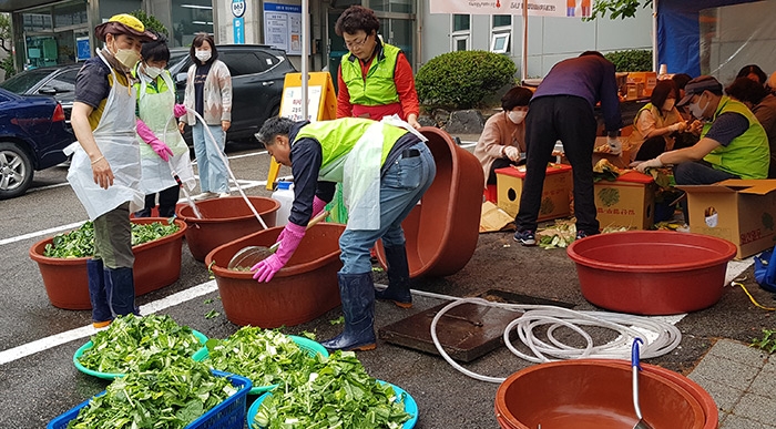 관내 기초생활수급자 등 취약계층 100가구에 ‘열무김치 전달’