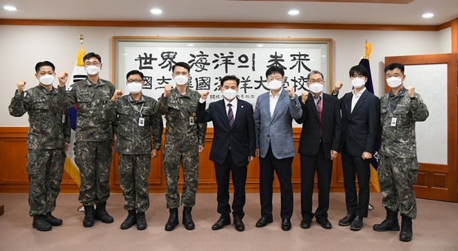 간담회 참석자들이 기념사진을 촬영하고 있다.(왼쪽 다섯 번째가 도덕희 총장, 네 번째가 이창식 준장). (사진제공=한국해양대학교)