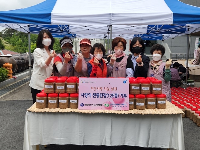 생활개선기장군연합회(회장 심금옥, 가운데)는 우리 전통식품인 전통장의 우수성을 알리기 위해 최근 기장군농업기술센터에서(소장 박미진, 오른쪽에서 두번째) '사랑의 전통된장 나눔 행사'를 진행하고 기념촬영.(사진제공=부산 기장군)